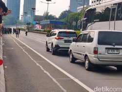 Peserta Demo di DPR Masuk ke Tol Dalam Kota, Kendaraan Tersendat