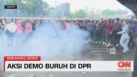 VIDEO: Polisi Tembakan Gas Air Mata Bubarkan Massa Demo di DPR RI