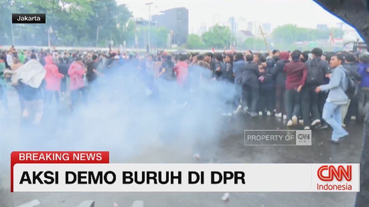 VIDEO: Polisi Tembakan Gas Air Mata Bubarkan Massa Demo di DPR RI