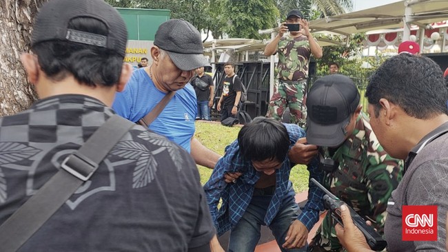 Seorang remaja diduga copet dibawa aparat saat beraksi di tengah demo buruh di depan Kompleks Parlemen, Jakarta.