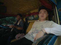 Local Pride! Rich Brian Naek Truk di Video Klip She ft Kurtis Wells