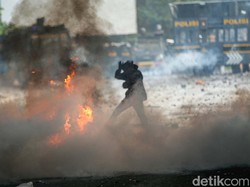 Video Sisa-sisa Demo Ricuh di Pejompongan: Batu-Bambu Berserakan