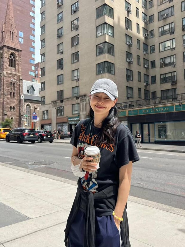 Sebelum menjadi aktris, Honey Lee dikenal sebagai seorang model dan peragawati. Ia memenangkan kontes kecantikan 