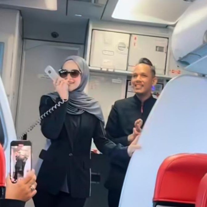 <p>Momen itu dibagikan langsung oleh Siti melalui sebuah video yang diunggah di akun Instagram pribadinya. Pada <em>postingan</em> itu, Siti terlihat membawakan potongan lagu populernya yang berjudul <em>Bukan Cinta Biasa.</em> (Foto: Instagram@ctdk)</p>
