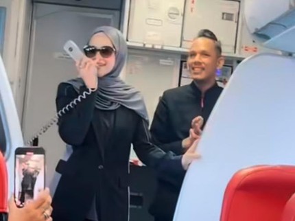 Momen Siti Nurhaliza Menyanyi Dadakan di Atas Pesawat Menuju Yogyakarta, Ini 5 Potretnya