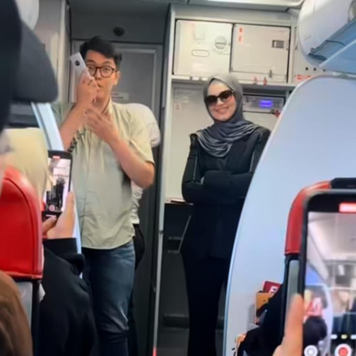 <p>Namun, tidak sendirian. Siti juga memberikan tantangan kepada empat penumpang yang berani menyanyikan lagu tersebut di depannya langsung. &ldquo;Bukan selalu dapat beramah mesra dan menghiburkan para penumpang di dalam pesawat dan<em> Alhamdulillah</em>, sejam sebelum sampai ke destinasi, saya sempat menguji kemampuan beberapa penumpang menyampaikan lagu saya,&rdquo; tulis Siti, dikutip dari laman Instagram <em>@ctdk,</em> Kamis (28/8/2025). (Foto: Instagram@ctdk)</p>