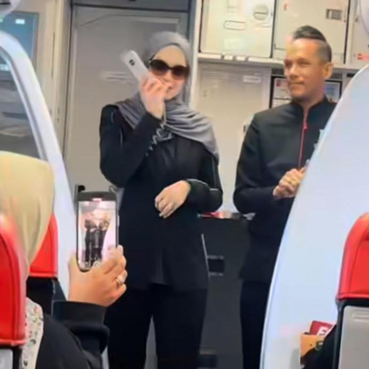 <p>Tak cuma-cuma, mereka juga mendapat hadiah, lho. &ldquo;Mereka tidak pulang dengan tangan kosong karena Air Asia telah menyediakan hadiah atau cenderamata dan pemenang pertama mendapat hadiah tiket penerbangan dari Indonesia ke Malaysia (pulang-pergi),&rdquo; ungkapnya. (Foto: Instagram@ctdk)</p>