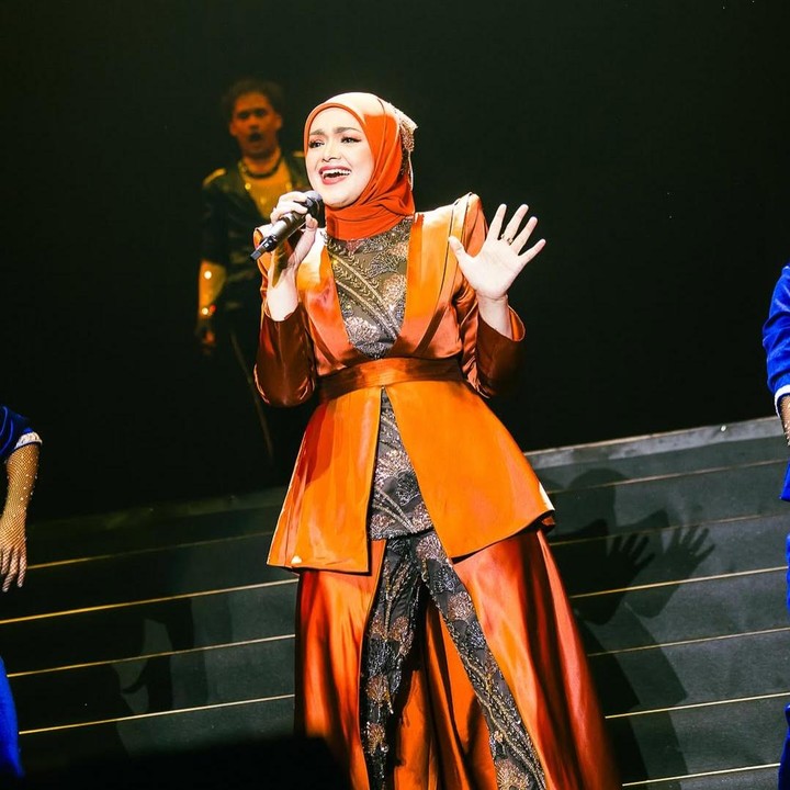 <p>Dari postingan itu, banyak juga netizen yang salah fokus dengan suara merdu Siti yang menyanyi menggunakan alat pengumuman pramugari. &ldquo;<em>MasyaAllah</em> pake alat <em>announcement</em> pramugari aja merdu suaranya <em>@ctdk,&rdquo;</em> tulis akun <em>@ar**.</em> &ldquo;Kalau suara udah enak, pakai mikrofon seperti itu pun suara merdu,&rdquo; tulis akun <em>@mataoptomerist**.</em> (Foto: Instagram@ctdk)</p>