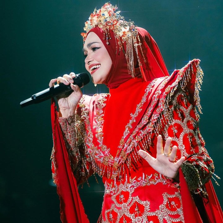 <p>Bunda pastinya sudah tidak asing lagi dengan penyanyi asal Malaysia yang satu ini, bukan? Siti Nurhaliza kembali mencuri perhatian publik setelah tampil menyanyi dadakan di atas pesawat menuju Yogyakarta bersama penumpang lainnya. (Foto: Instagram@ctdk)</p>