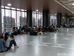 KRL ke Rangkasbitung Lumpuh, Penumpang Terjebak di Stasiun Tanah Abang