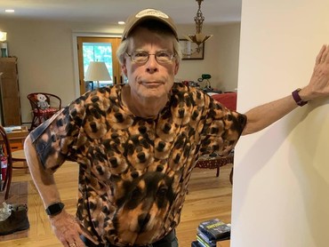 img-title Stephen King Ungkap Deretan Musisi yang Masuk Playlist 'The Long Walk'