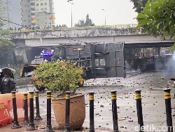 Massa Bertahan di Pejompongan Lempar Batu hingga Petasan, Lalin Dialihkan