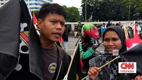 VIDEO: Sejumlah Pedagang Jual Bendera One Piece di Tengah Aksi Demo