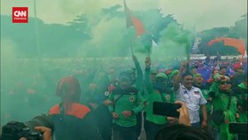 VIDEO: Ribuan Buruh Gelar Demo Besar di Depan DPR