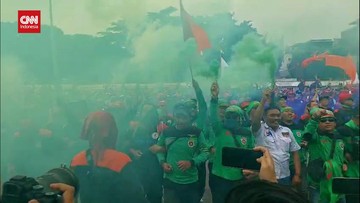 VIDEO: Ribuan Buruh Gelar Demo Besar di Depan DPR