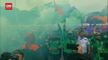 VIDEO: Ribuan Buruh Gelar Demo Besar di Depan DPR