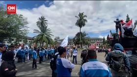 Demo Buruh di Gedung Sate, Tuntut Satgas PHK hingga Hapus Pajak