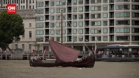 VIDEO: Replika Perahu Viking Abad ke-10 Berlayar di Sungai London