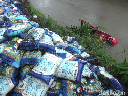 Truk Muat 10 Ton Beras Terjun ke Sungai di Lumajang