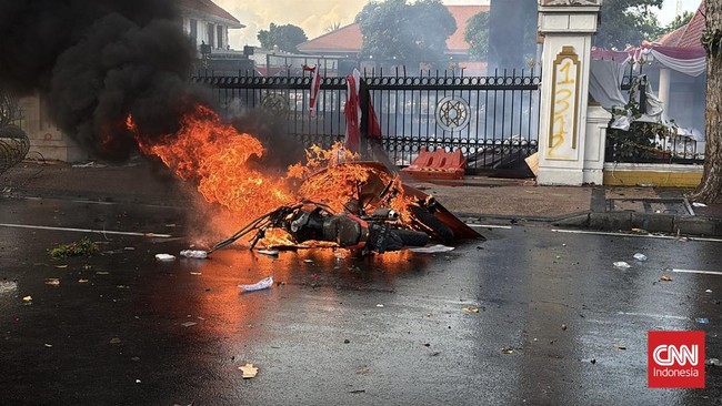 Massa Datangi Grahadi Surabaya, Minta yang Ditahan Polisi Dibebaskan Ribuan orang mendatangi Gedung Negara Garahadi, Surabaya, Jawa Timur pada Sabtu (30/8) malam dan berteriak meminta agar kawan-kawan mereka dibebaskan.