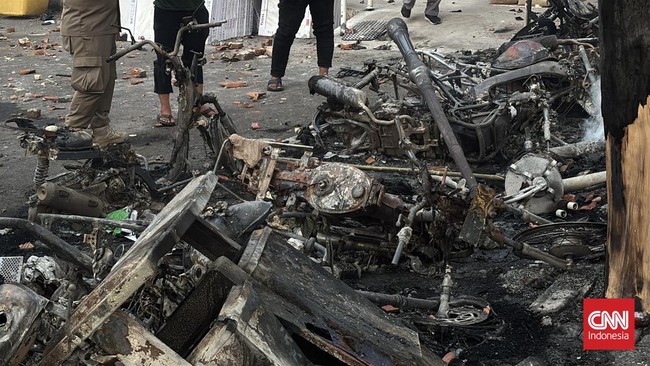 Sebanyak 25 motor hangus terbakar akibat bentrok aksi solidaritas Affan Kurniawan di Gedung Negara Grahadi, Surabaya, Jawa Timur.