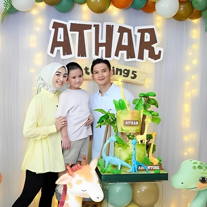 <p>Keene Atharrazaka Adhitya, alias Athar, putra Citra Kirana dan Rezky Adithya, baru saja merayakan ulang tahunnya, Bunda. Kebahagiaan begitu terasa di keluarga kecil ini, terutama bagi sang Bunda yang tak berhenti tersenyum melihat putra semata wayangnya, yang lahir pada 28 Agustus 2020 ini, kini sudah genap berusia lima tahun. (Foto: Instagram @citraciki)</p>