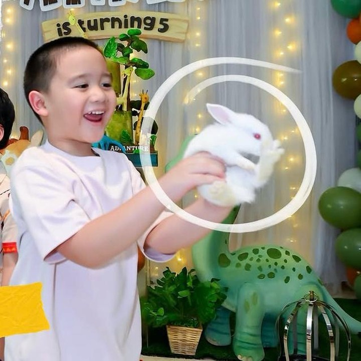 <p>Sebelumnya, Athar memang suka banget dengan berbagai jenis binatang, Bunda. Sampai-sampai ia sempat viral karena aksinya yang main bareng dengan hewan peliharaannya. "Hari yang spesial bagi Athar bersama jerapah dan brontosaurus kesayangannya," tulis Citra Kirana, Jumat (29/08/2025). (Foto: Instagram @citraciki)</p>
