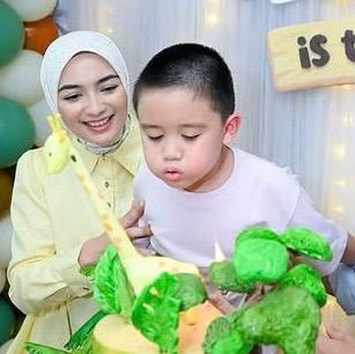 <p>Tak kalah kece, keluarga kecil ini kompak mengenakan <em>outfit</em> kasual. Citra Kirana tampil manis dengan atasan kuning, Rezky senada dengan kemeja biru, sementara Athar terlihat dengan baju putihnya, Bunda. (Foto: Instagram @citraciki)</p>