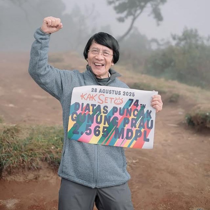<p>Melalui unggahan Instagramnya, Kak Seto membagikan momen bahagianya saat berhasil mencapai puncak Gunung Prau setinggi 2.565 MDPL. Hebatnya, ini adalah pengalaman pertamanya naik gunung, lho! (Foto: Instagram @kaksetosahabatanak)</p>