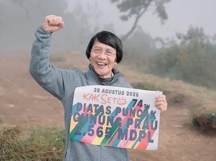 5 Potret Kak Seto Naik Gunung Prau di Usia 74 Tahun, Rayakan Pertambahan Umur