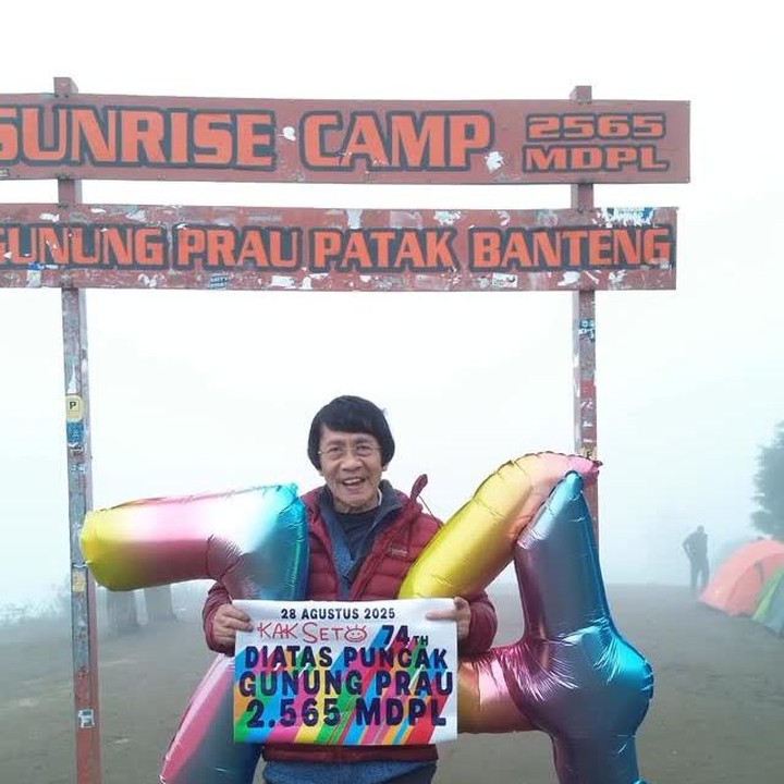 <p>Psikolog Seto Mulyadi, yang namanya populer di mata masyarakat sebagai Kak Seto, baru saja merayakan ulang tahunnya dengan cara yang super unik. Di usianya yang menginjak ke-74, ia memilih menaklukkan alam dengan mendaki ke Gunung Prau, Temanggung, Jawa Tengah. (Foto: Instagram @kaksetosahabatanak)</p>
