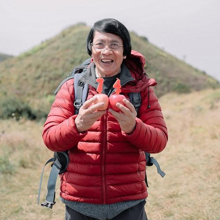 <p>Ia pun membagikan rasa bangganya setelah berhasil mendaki puncak Gunung Prau untuk pertama kalinya. "Pertama kali seumur hidup naik gunung tepat pada usia 74 tahun. Usia hanyalah angka, tiada kata terlambat untuk memulai suatu hobi baru. Selalu semangat!" tulis Kak Seto di postingannya, Kamis (28/8/2025). (Foto: Instagram @kaksetosahabatanak)</p>