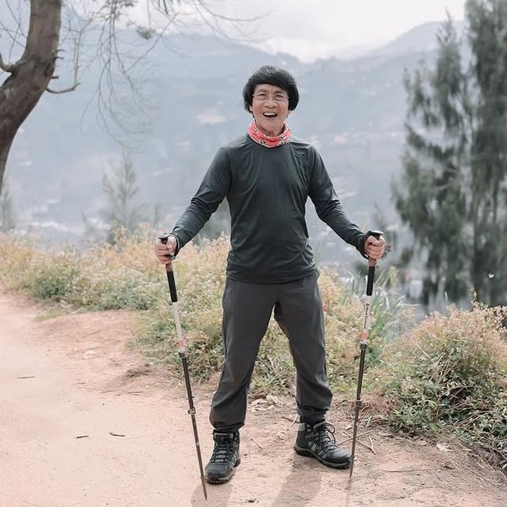 <p>Tak berhenti di situ, ia juga menceritakan pengalaman uniknya saat merayakan ulang tahun di gunung. "Merayakan hari ulang tahun dengan menikmati dingin dan hujan serta pagi yang penuh kabut, karena ini pertama kalinya saya mendaki gunung dan bermalam dengan camping maka menurut saya yang telah saya taklukkan adalah diri saya sendiri untuk melatih mental agar selalu semangat berjuang sehat hingga akhir hayat," sambungnya. (Foto: Instagram @kaksetosahabatanak)</p>