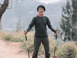 Kak Seto Rayakan Ultah ke-74 di Puncak Gunung Prau, Debut Mendaki!