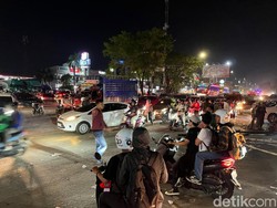 Massa Demo Depan Unhas Bubar Usai 4,5 Jam Blokade Jalan Perintis Makassar