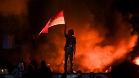 Situasi Terkini DPR: Massa Bertahan, Molotov & Gas Air Mata Berbalasan
