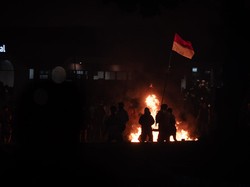 Video: Gerbang Mako Brimob Kwitang Terbakar di Tengah Ricuh Demo!