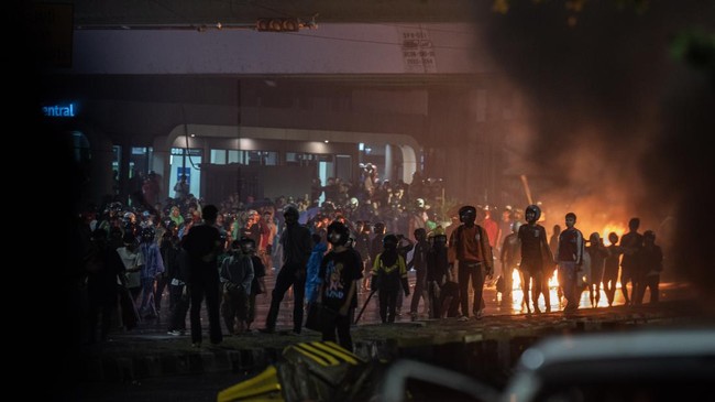 Malaysia Minta Warganya di Indonesia Hati-hati, Hindari Titik Demo Malaysia meminta warganya yang tinggal dan sedang berada di Indonesia untuk lebih berhati-hati dan menghindari lokasi demonstrasi.