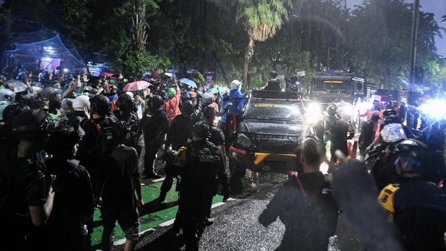 Kericuhan Pecah di Otista Jaktim, Anggota Lantas Sempat Diculik Kericuhan terjadi di Jalan Otista, Jakarta Timur pada Jumat (29/8) dini hari. Kericuhan ini imbas tewasnya sopir ojol yang dilindas mobil rantis Brimob.