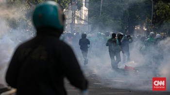 FOTO: Massa dan Ojol Kembali Geruduk Mako Brimob Kwitang