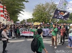 Sempat Ricuh, Massa Aksi di Polda Sumbar Teriak Pembunuh