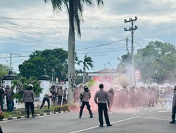 Aksi Demo di Bengkulu Ricuh, Massa Lempar Batu-Rusak Pagar