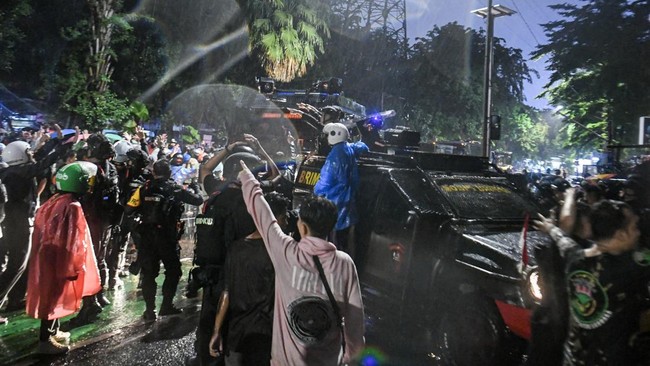 Polisi mengklaim massa yang memprotes kematian pengemudi ojol Affan Kurniawan di Jalan Otista telah membubarkan diri.