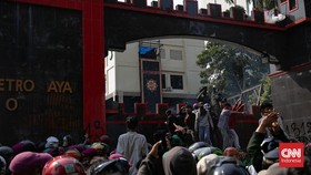 Massa Demonstran Mulai Bubar dari Mako Brimob Kwitang ke Tugu Tani