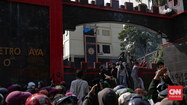 Massa Ojol dan warga yang melakukan unjuk rasa di Mako Brimob Kwitang perlahan membubarkan diri.