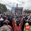 Kelompok sipil gelar aksi 'Rakyat Surabaya Menggugat' untuk menuntut pencabutan UU Polri dan TNI yang baru, serta protes kebijakan merugikan rakyat.