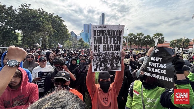 Ribuan pengemudi ojek online demo di Solo dan Surabaya, menuntut keadilan atas kematian Affan Kurniawan. Aksi berujung ricuh dengan bentrokan aparat.