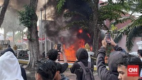 Bentrokan di Surabaya Pecah, Api Berkobar di Grahadi