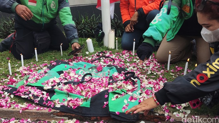 Aksi solidaritas ojol di Jogja untuk Affan Kurniawan yang tewas dilindas rantis saat demo di Jakarta, Jumat (29/8/2025).