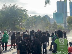Massa Solidaritas Affan di Grahadi Surabaya Disemprot Water Cannon